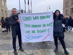 Plakat "Und wer erklärt den Kindern die Welt, die Ihr regiert?"