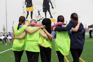Kinder auf einem Fußballfeld