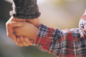 Kinderhand in Hand einer erwachsenen Person