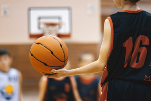 Basketball in der Hand eines Jugendlichen