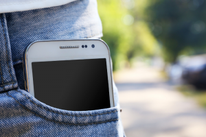 Smartphone in einer Hosentasche