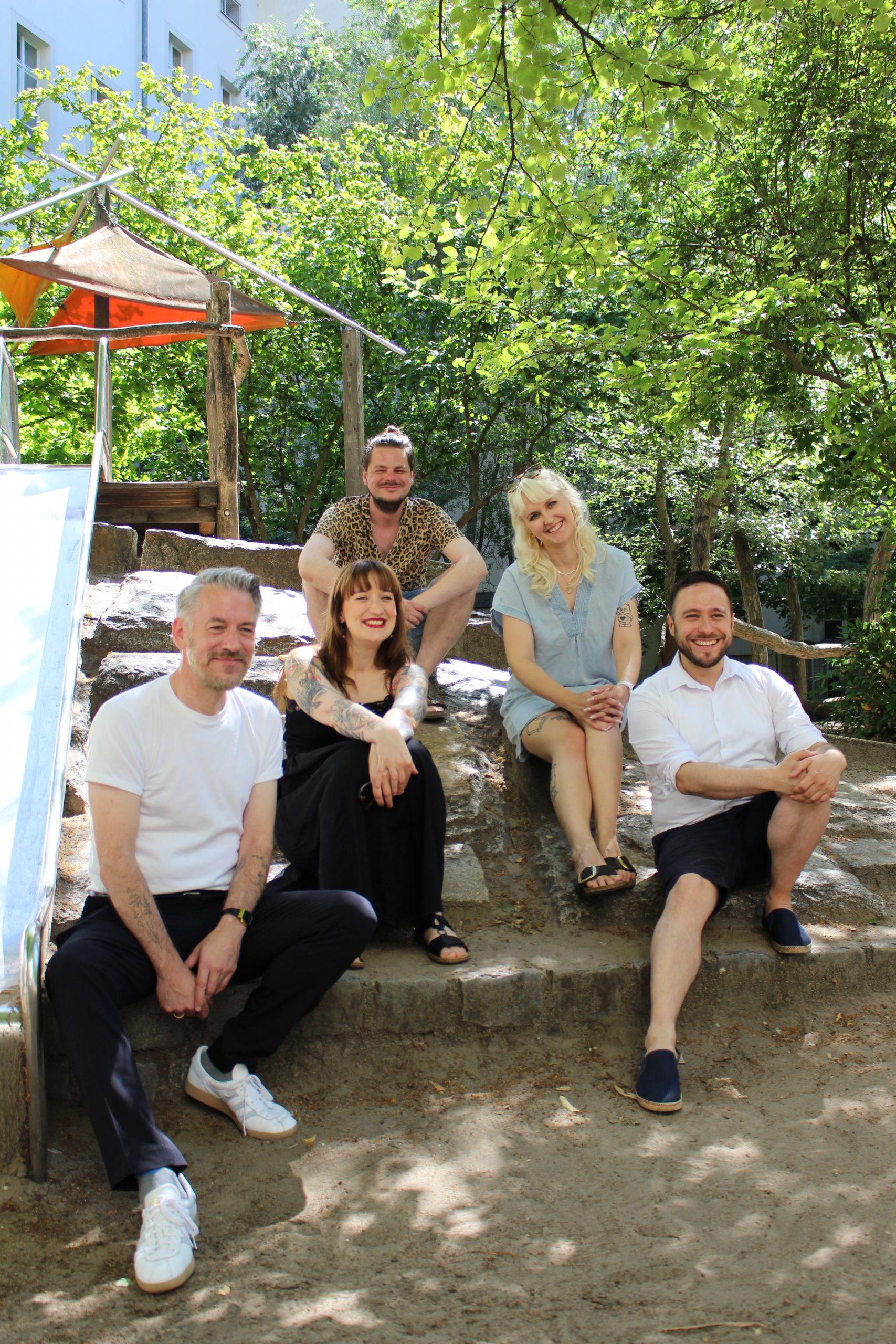 Christian Neumann, Heidi Reichhinek, Jessica Gerke, Raphael Cuadros und unser Schulsozialarbeiter Max, sitzen auf dem Pausenhof.