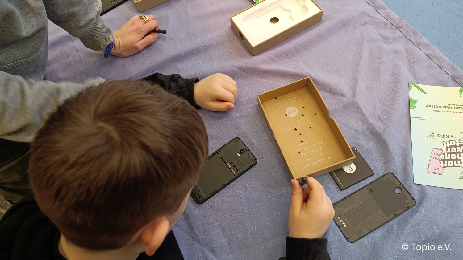 Kind in der Smartphone-Werkstatt.