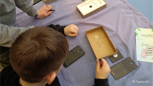 Kind in der Smartphone-Werkstatt.